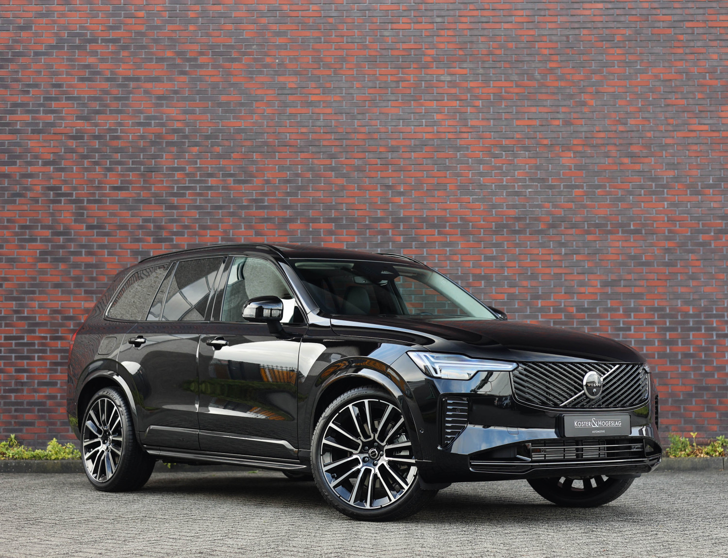 Volvo XC90 T8 AWD Ultra Dark