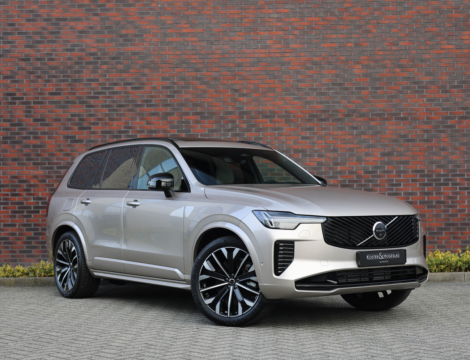 Volvo XC90 T8 Plug-in hybrid AWD Ultra Dark