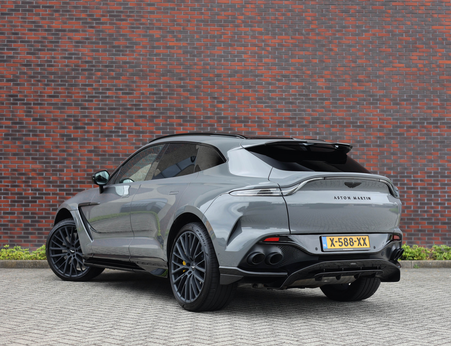 Aston Martin Dbx 4.0 V8 707