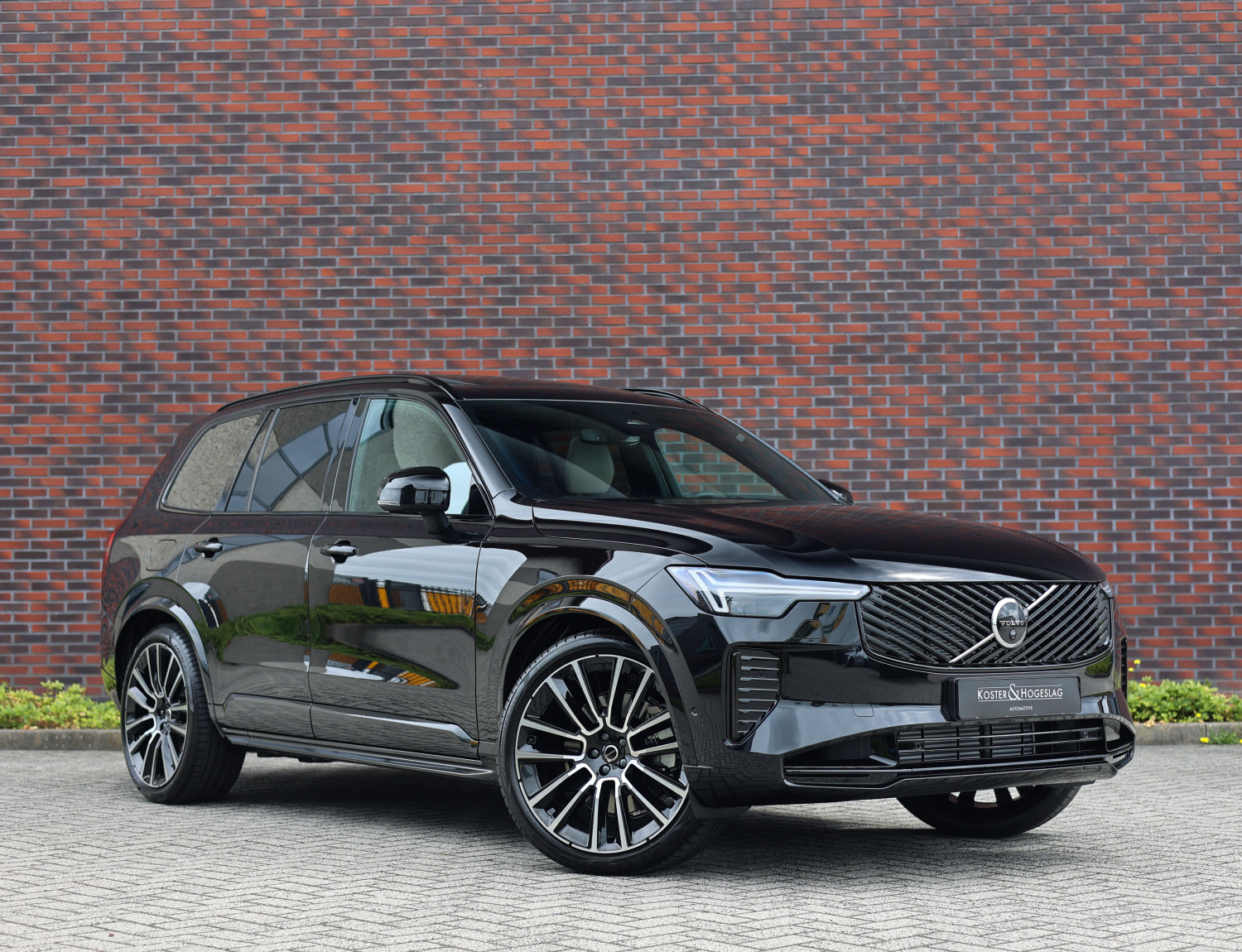 Volvo XC90 T8 AWD Ultra Dark