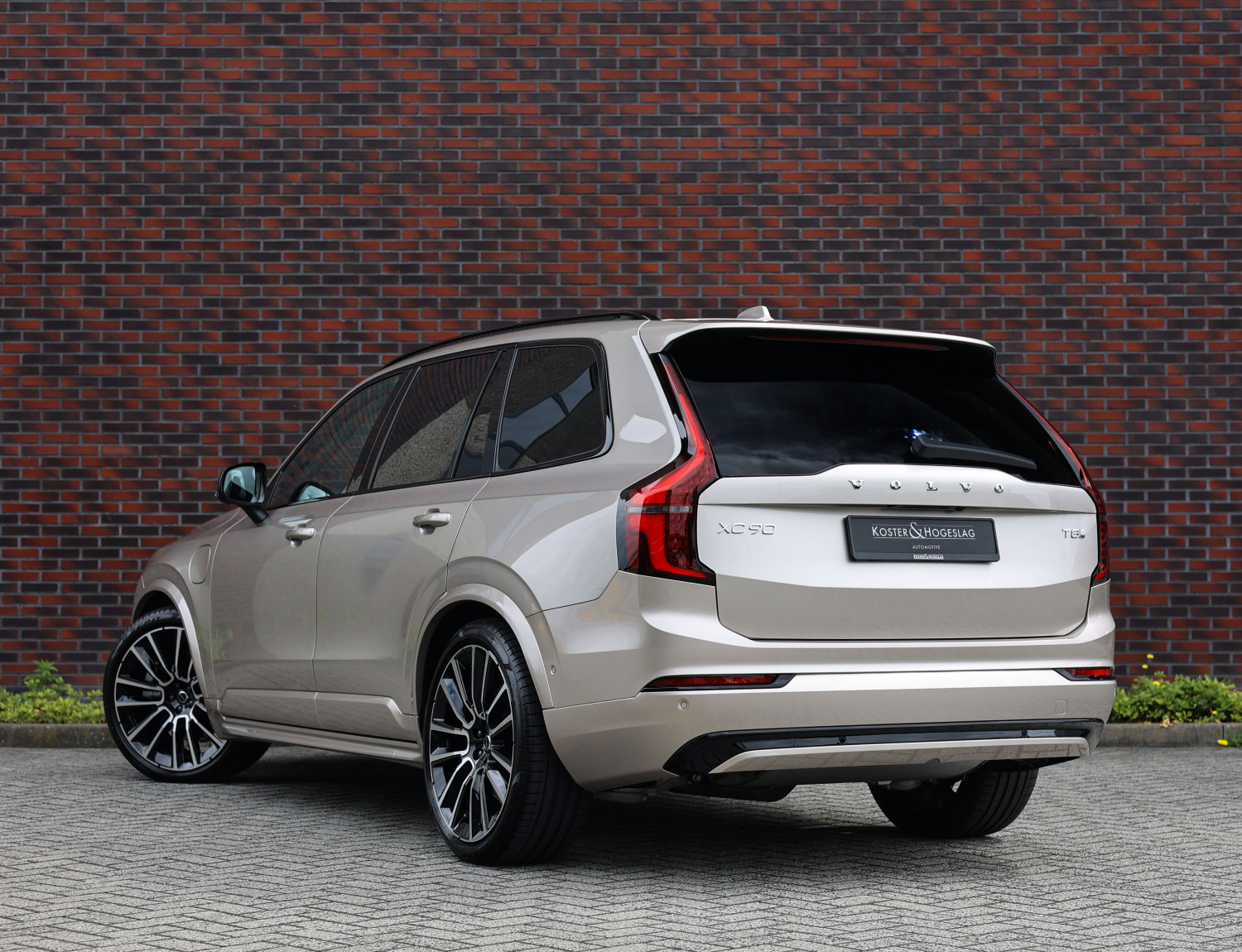 Volvo XC90 T8 AWD Ultra Dark