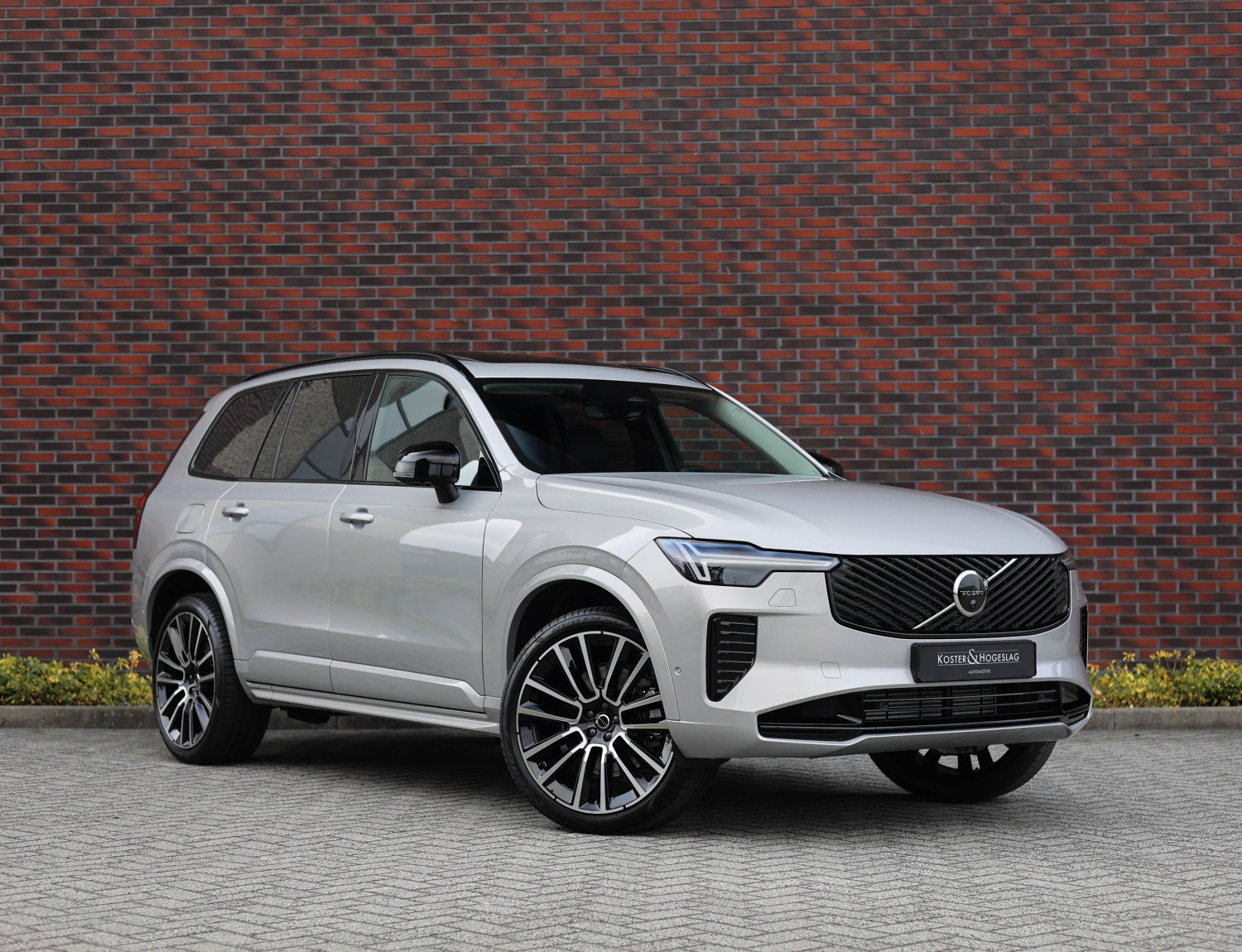 Volvo XC90 T8 AWD Ultra Dark