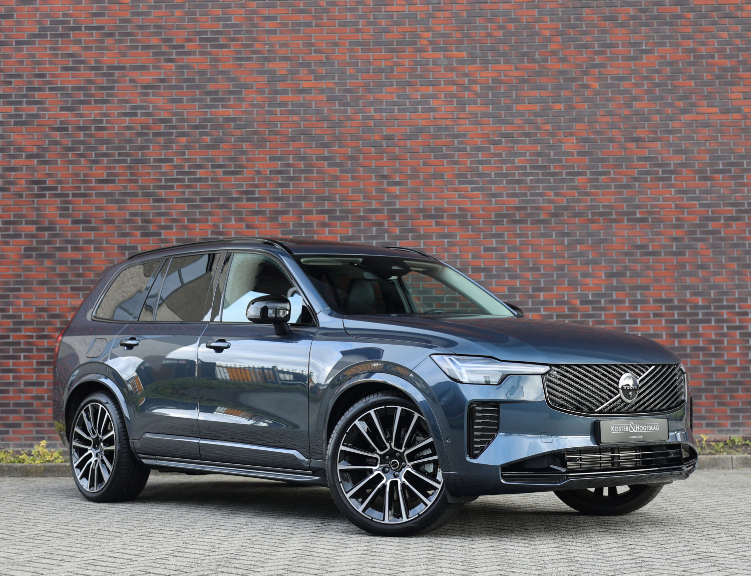 Volvo XC90 T8 AWD Ultra Dark