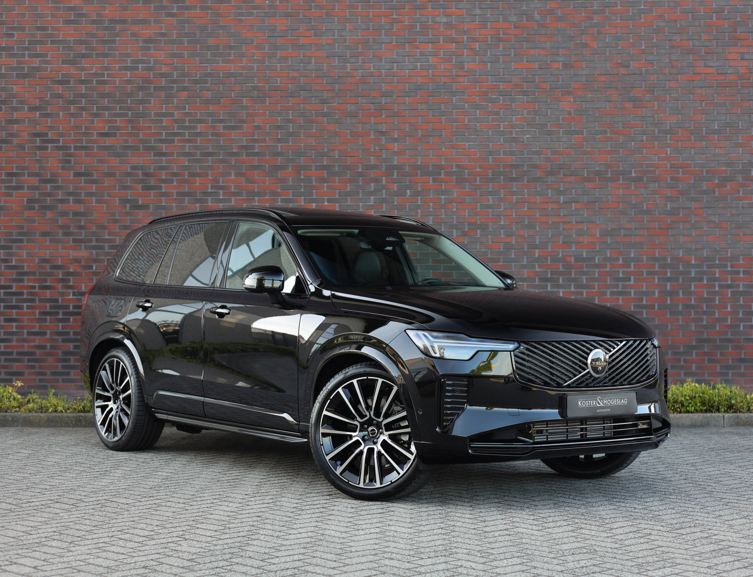 Volvo XC90 T8 AWD Ultra Dark