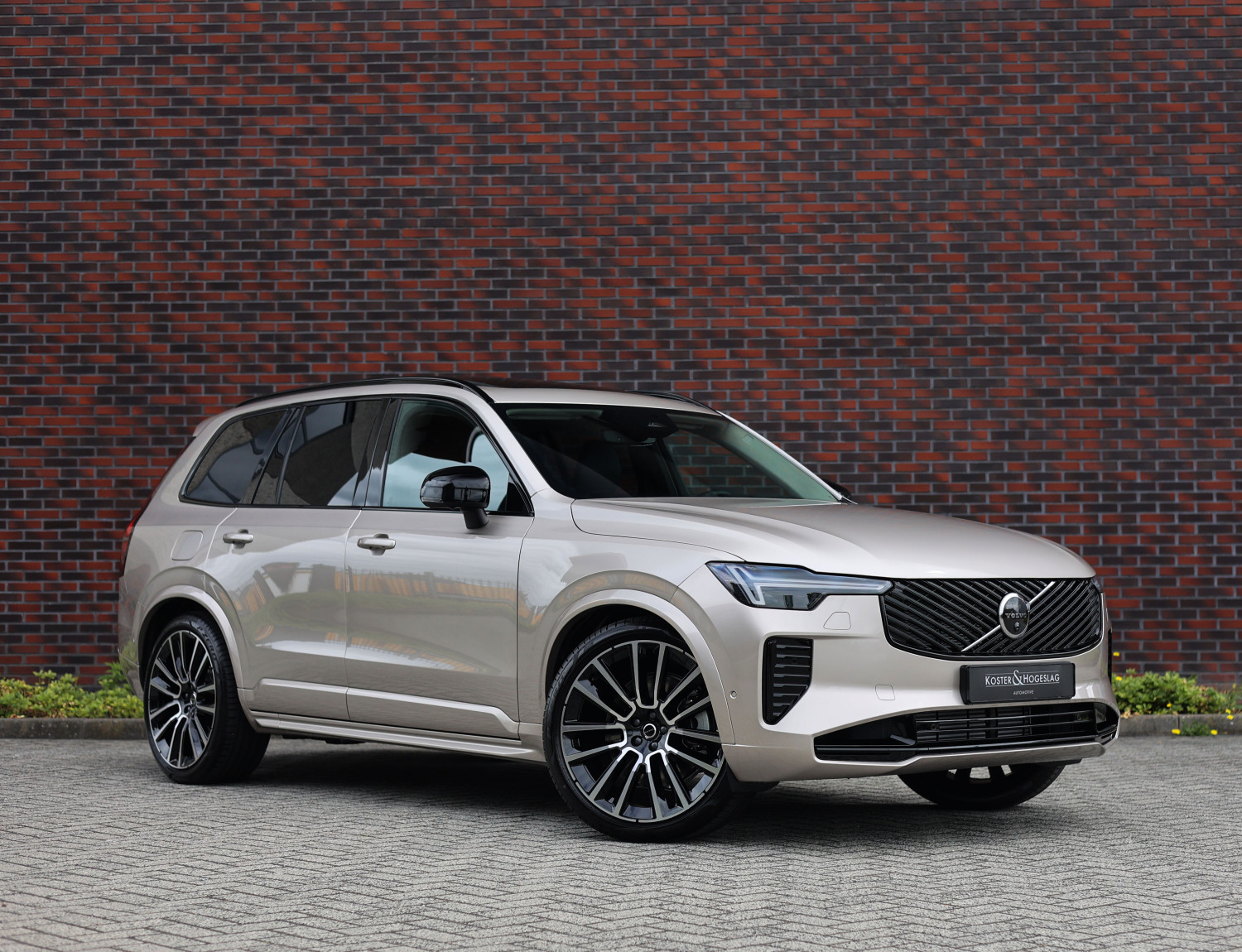 Volvo XC90 T8 AWD Ultra Dark